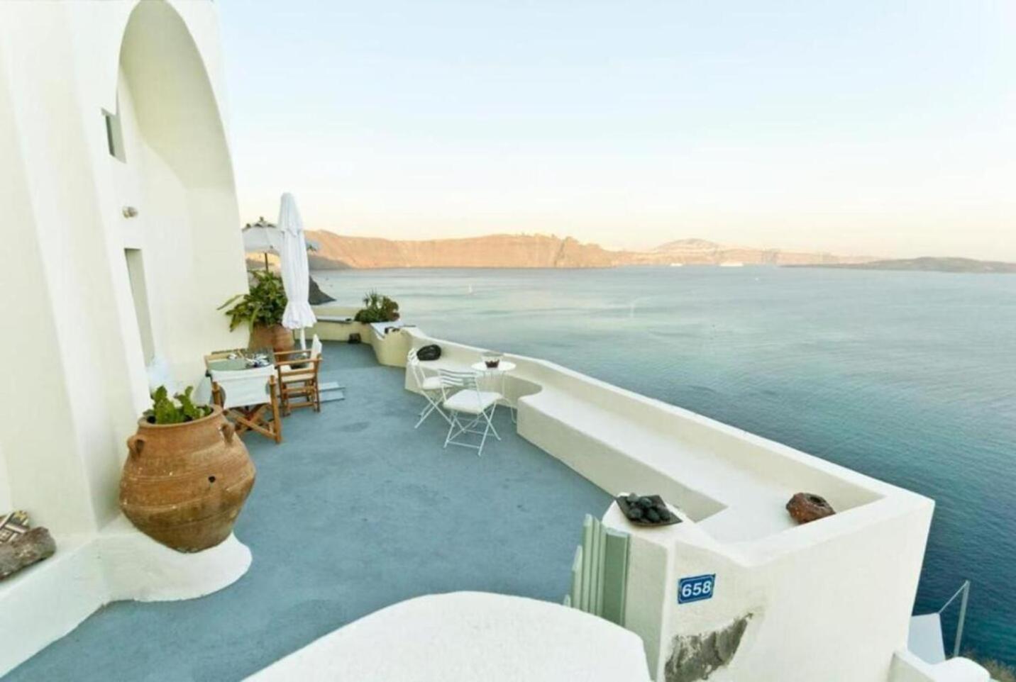 Apartamento Hanging At The Top Of The World Oia  Exterior foto